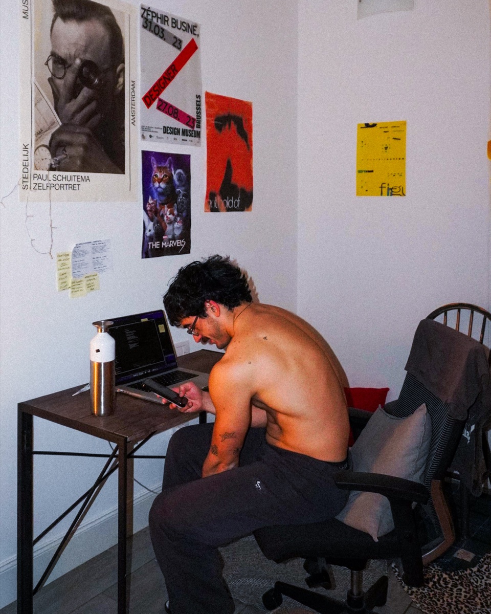 Efe Bakir, maker of Unit, at his desk